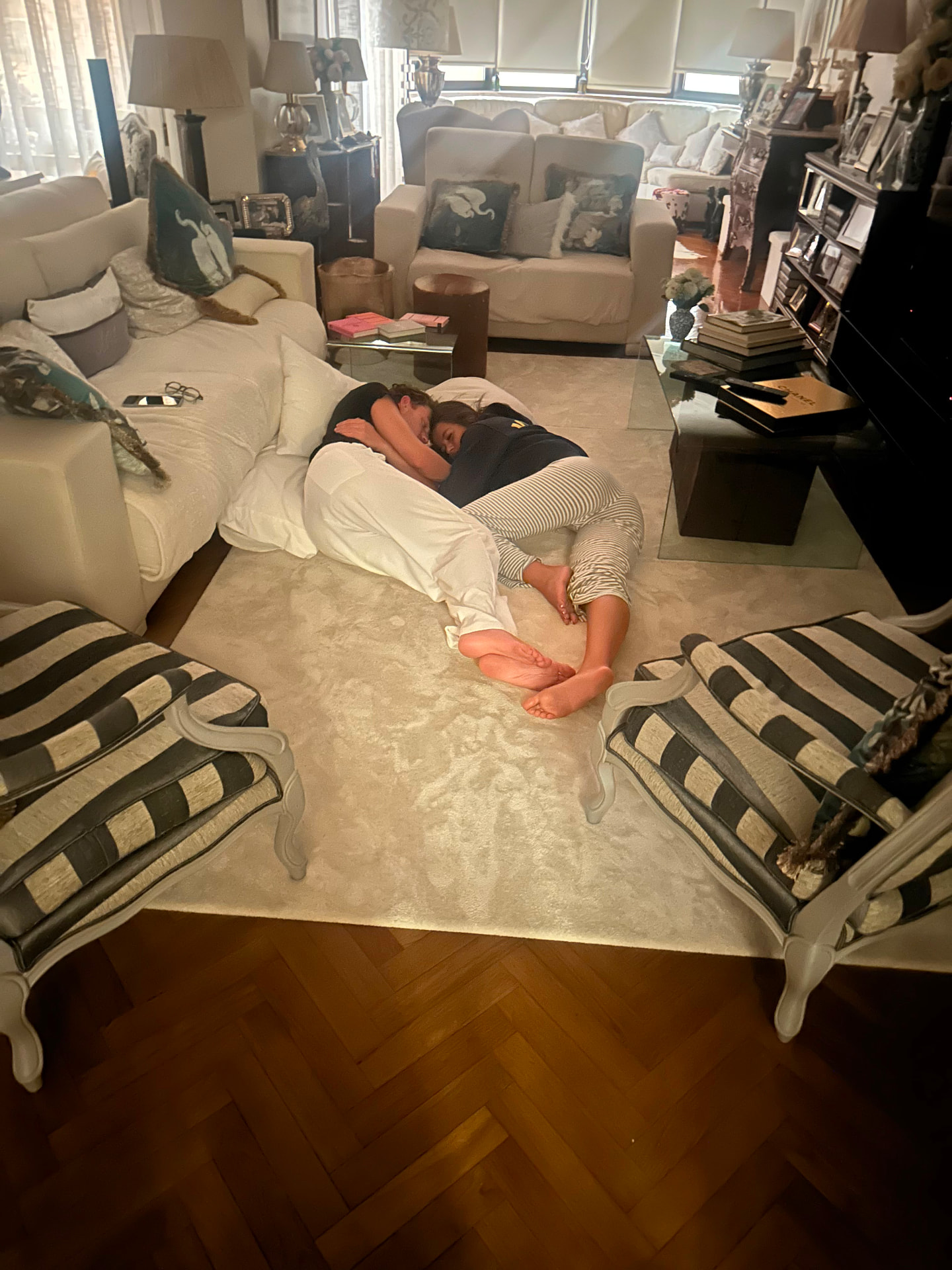 Caídos no chão de casa, abraçados e felizes