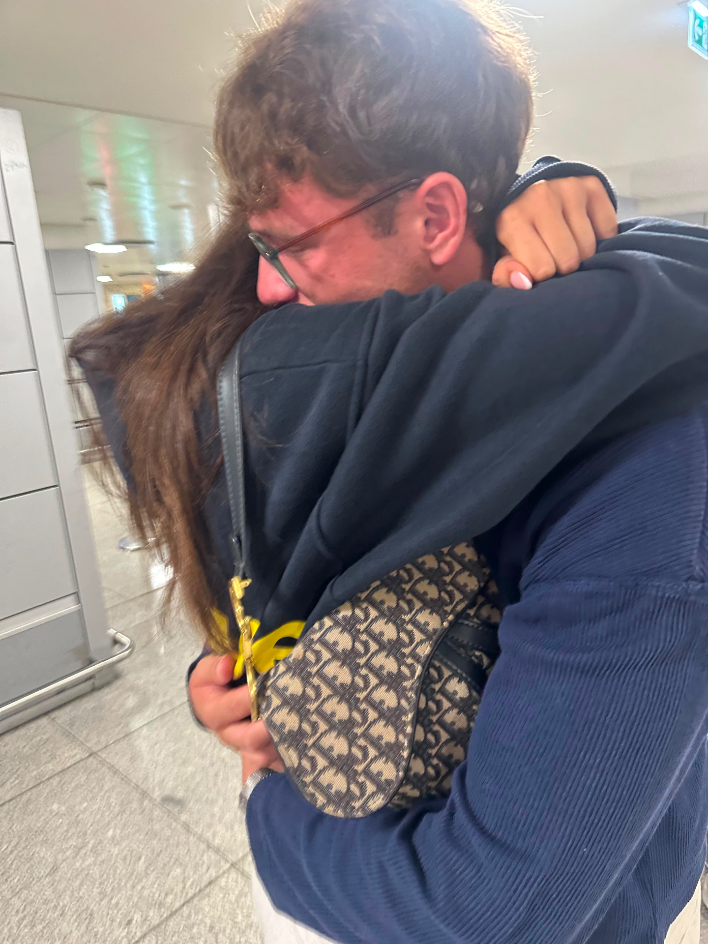 O abraço que dizia tudo, ali no terminal