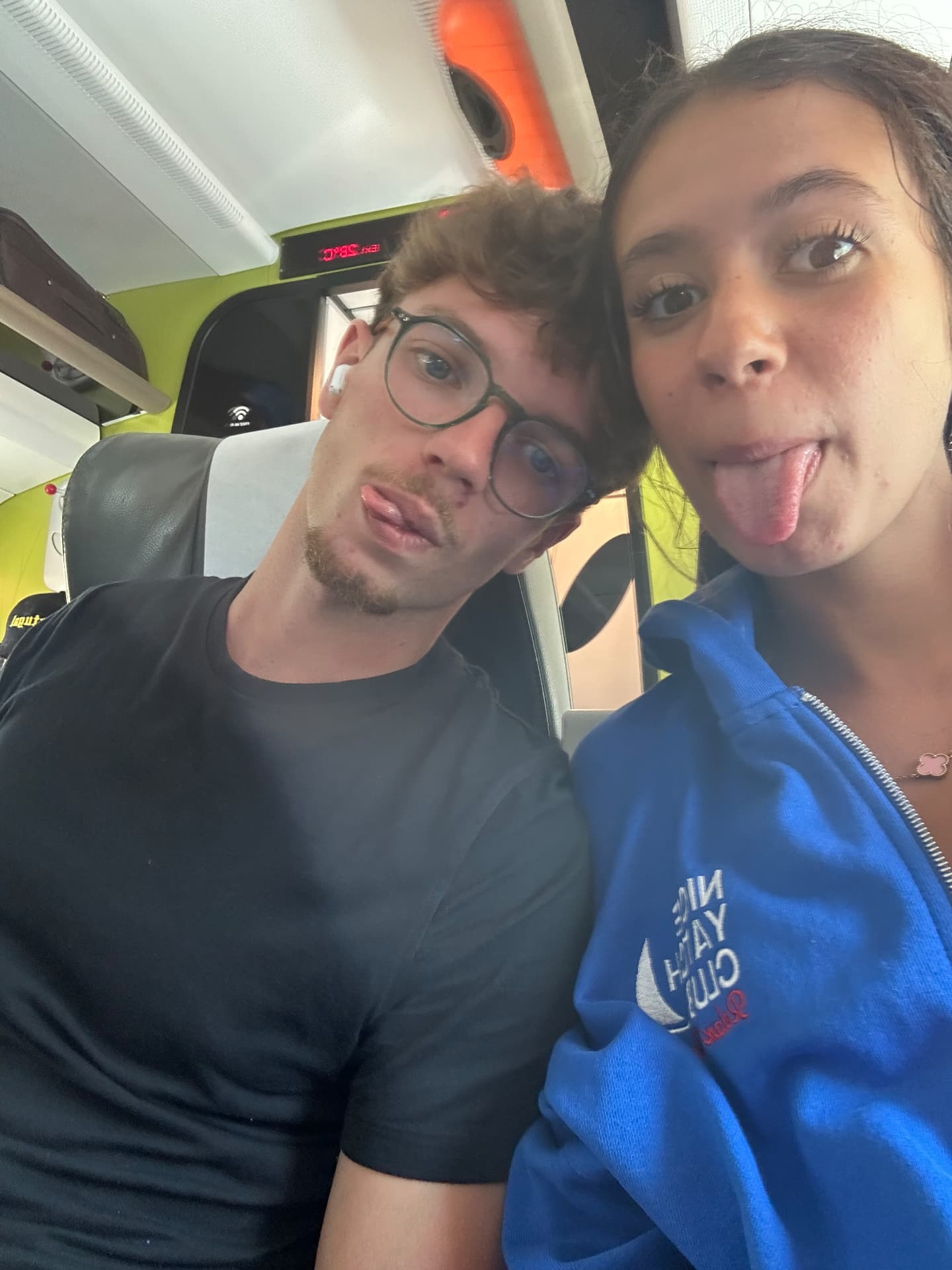 Caretas na viagem, sempre os dois