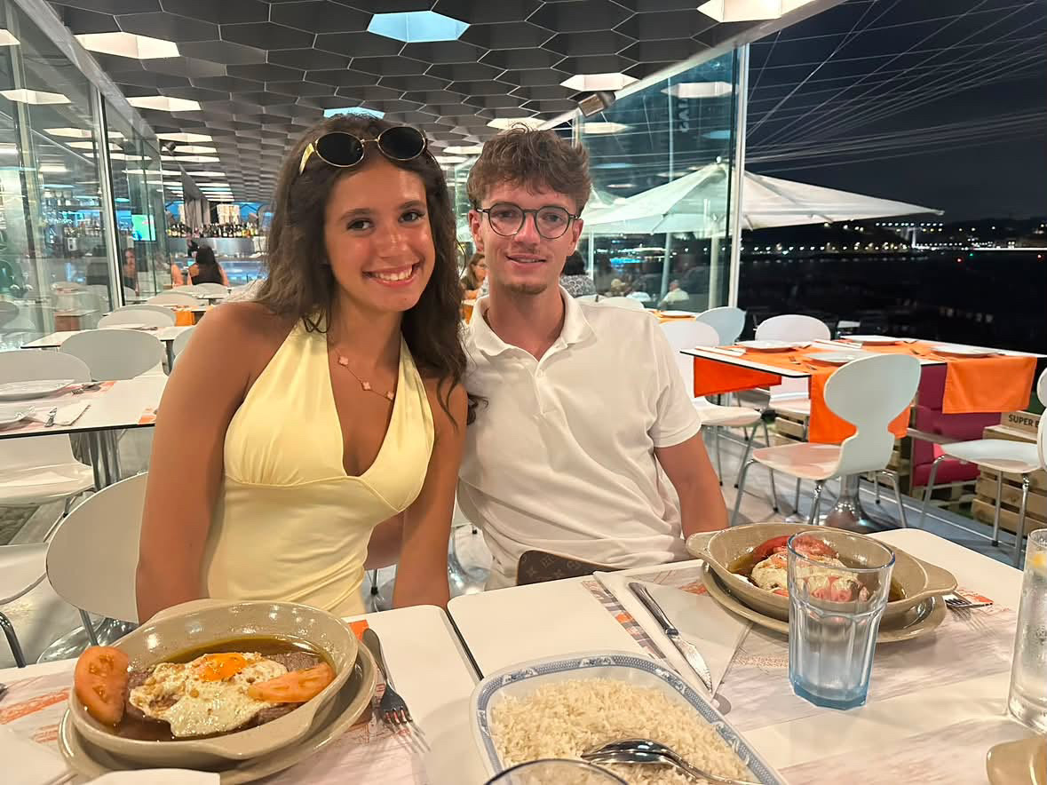 Nós os dois, sempre juntos à mesa