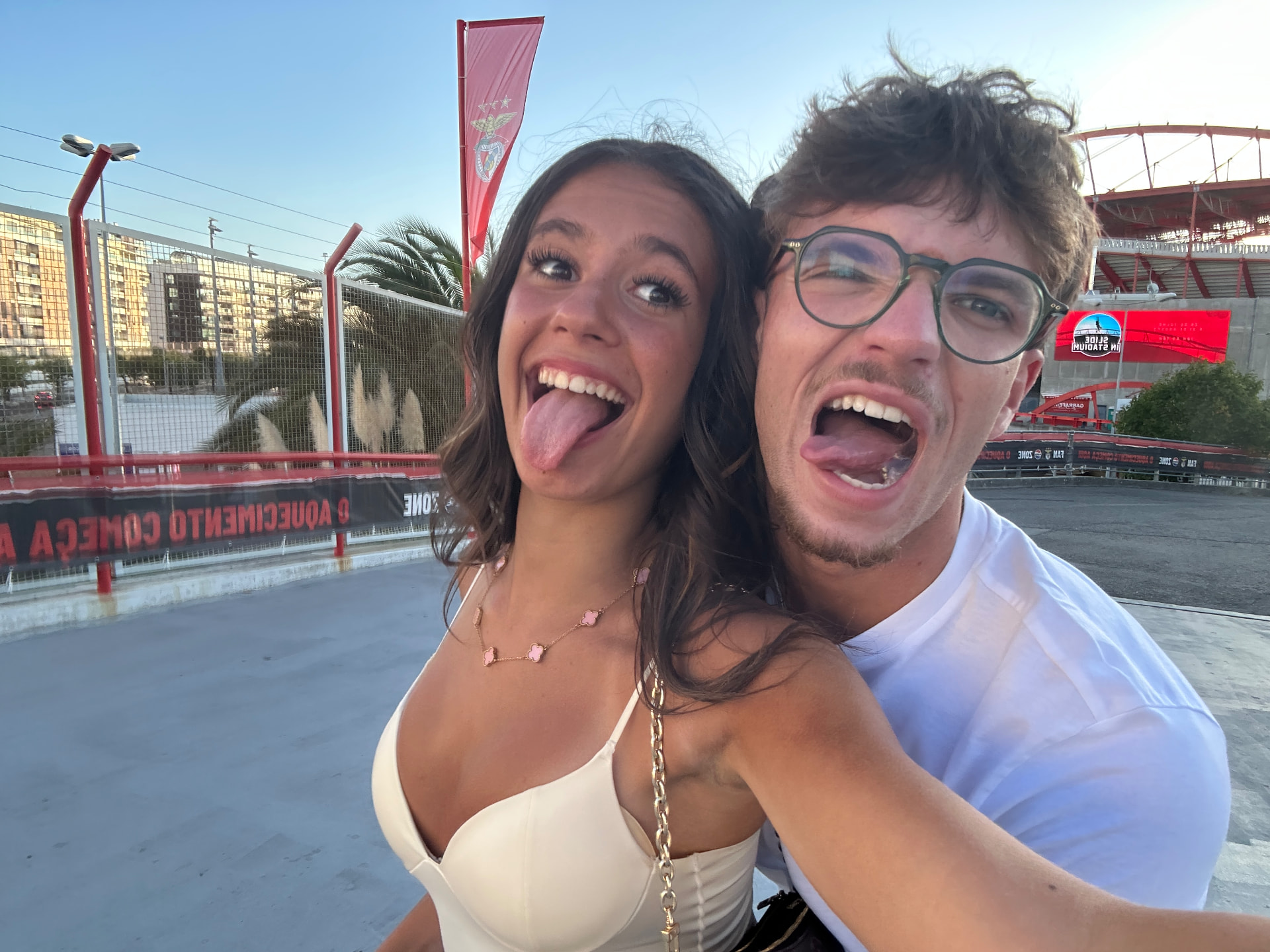 Línguas de fora na Fan Zone da Luz ahaha