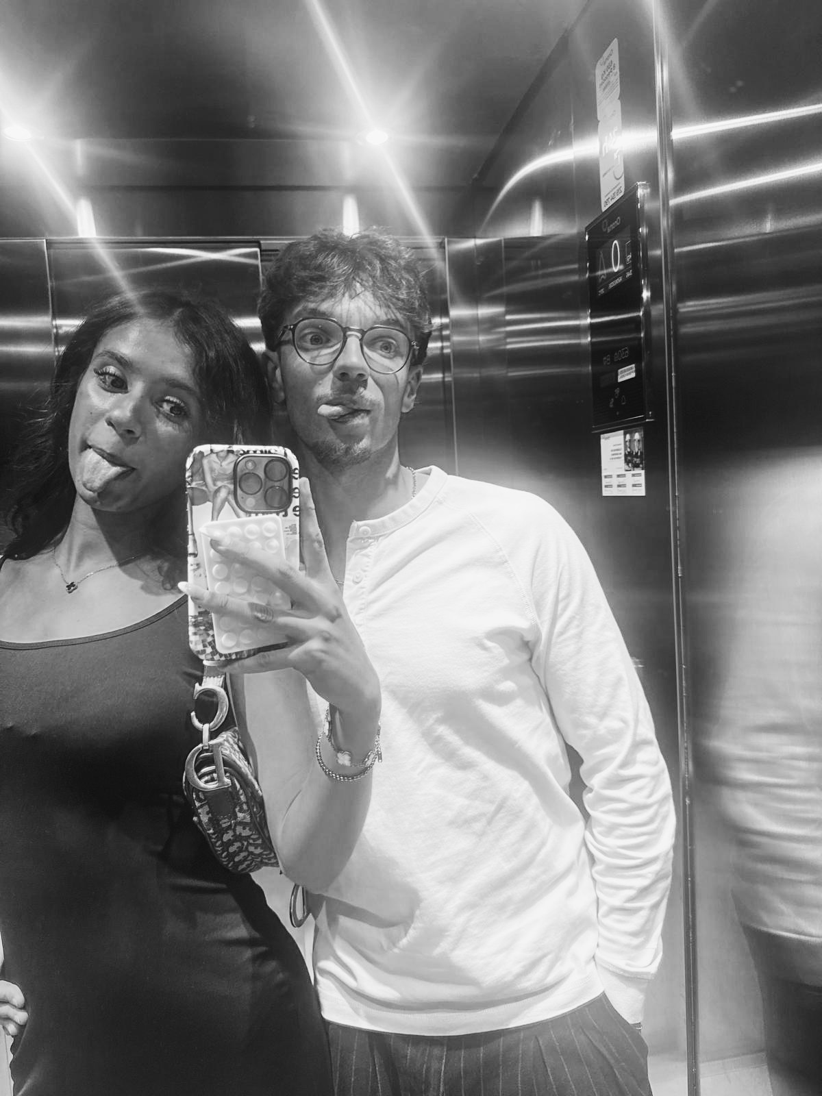 Línguas de fora no elevador ahaha