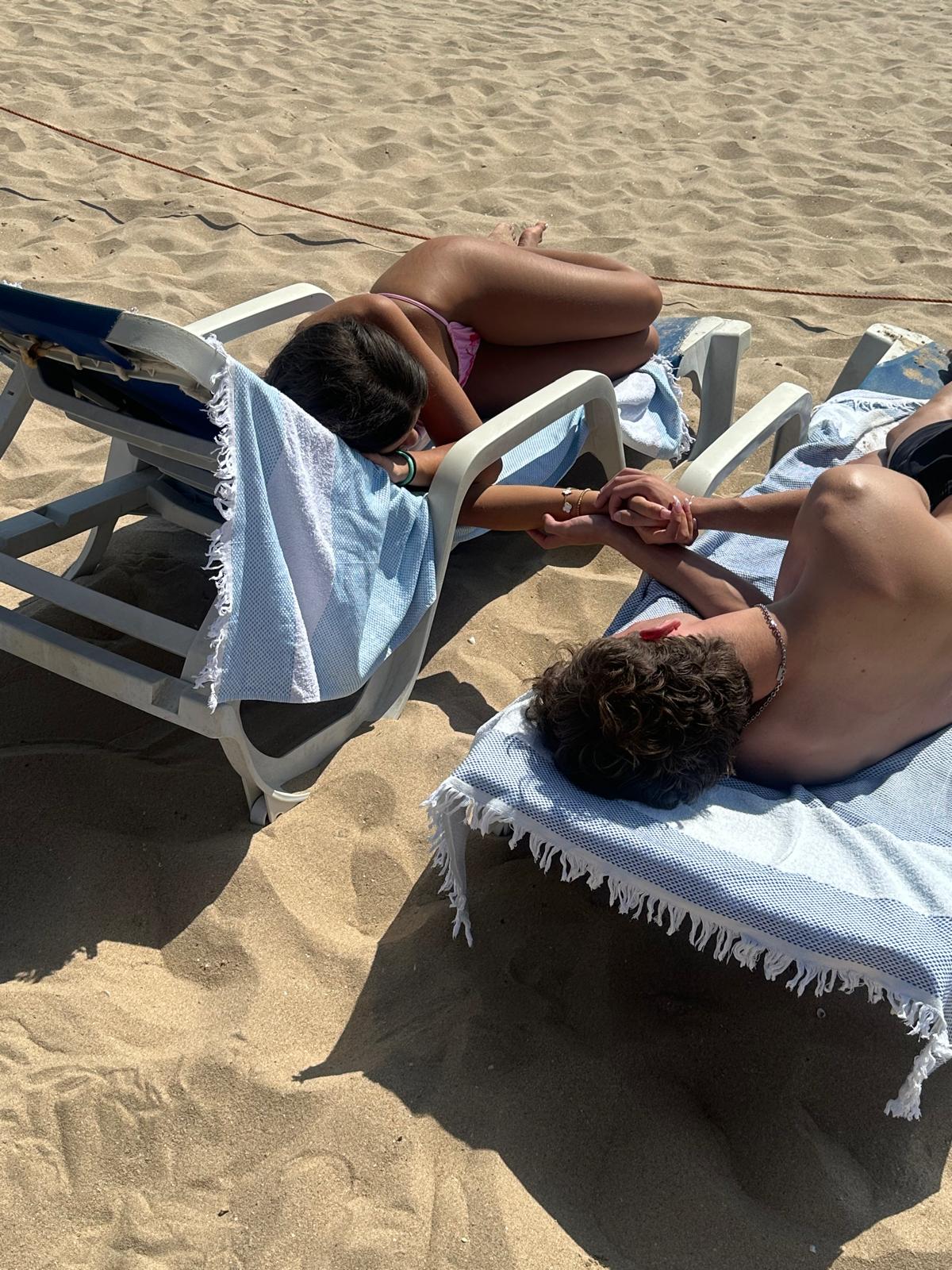 Mãos dadas na praia, o nosso lugar
