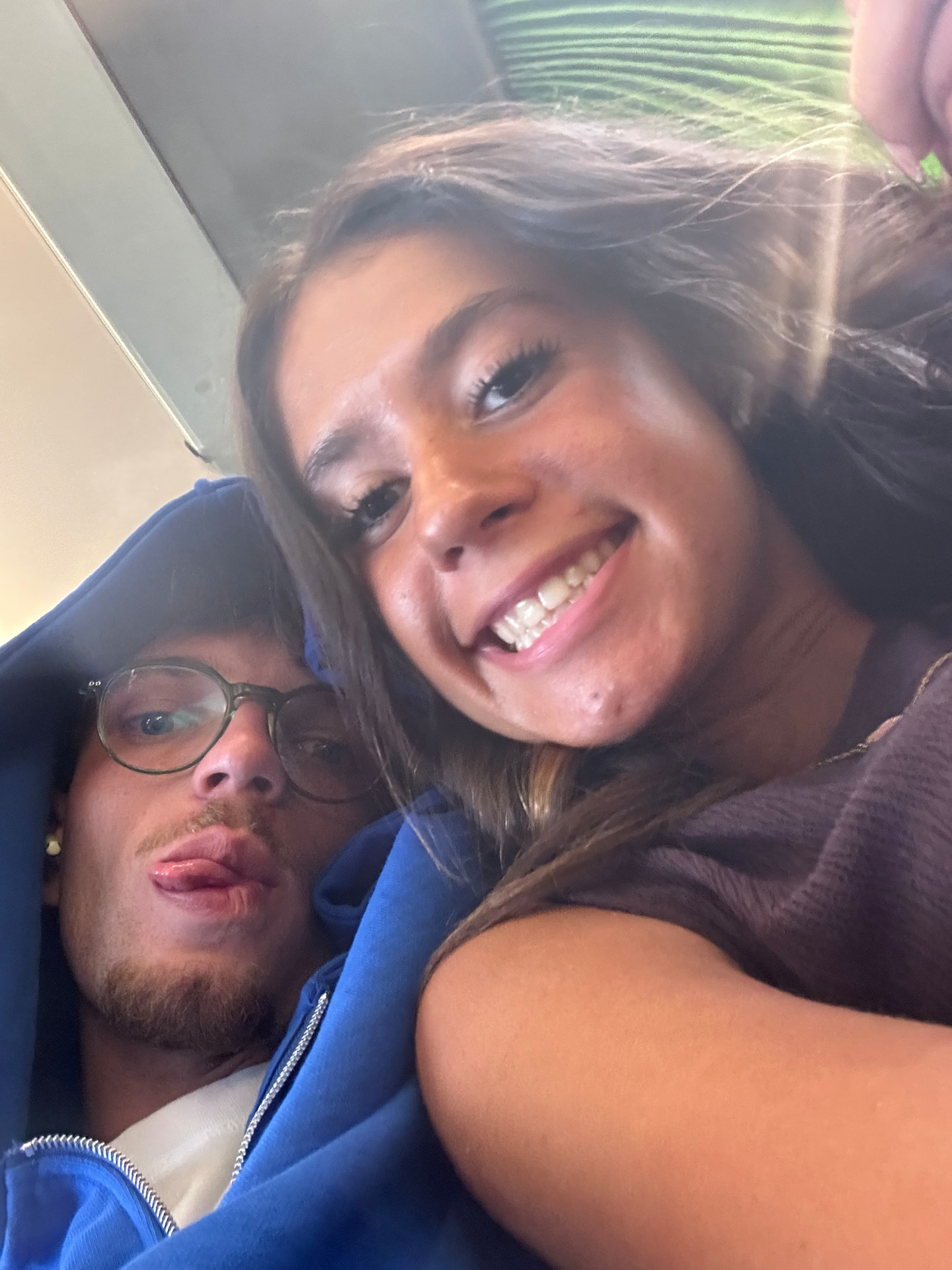 Encostadinhos na viagem ♥