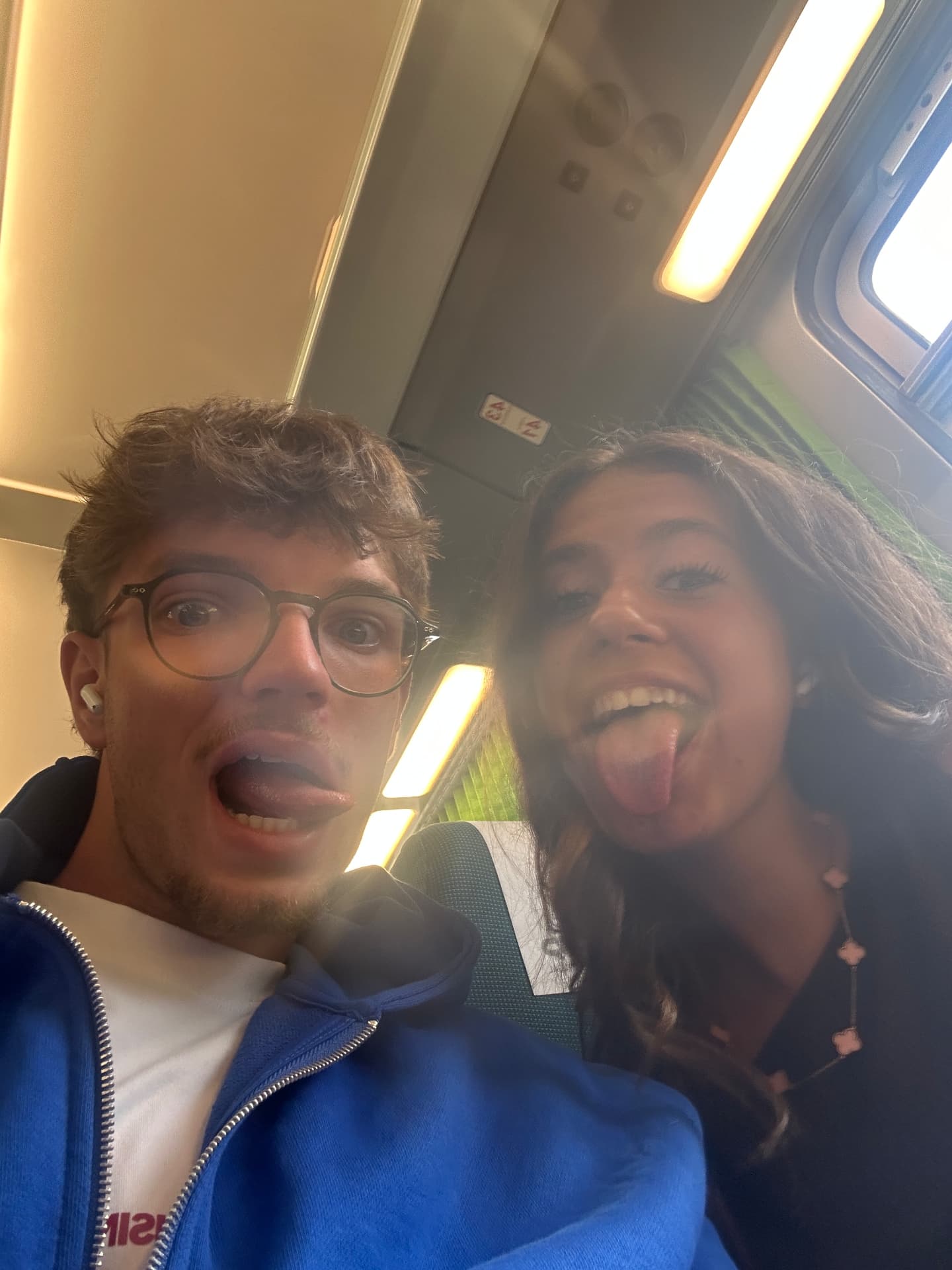 No comboio, a rir sempre contigo