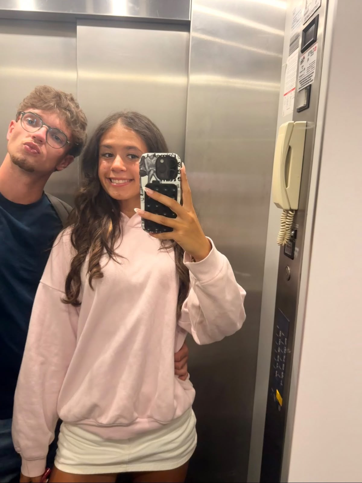 Mais uma no elevador, sempre os dois