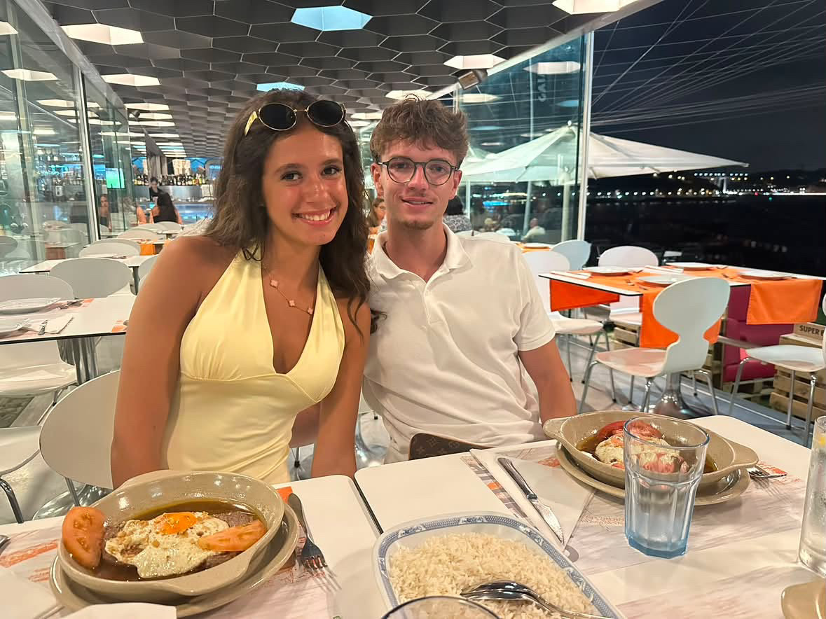 Jantar à beira-rio, duas baleias felizes